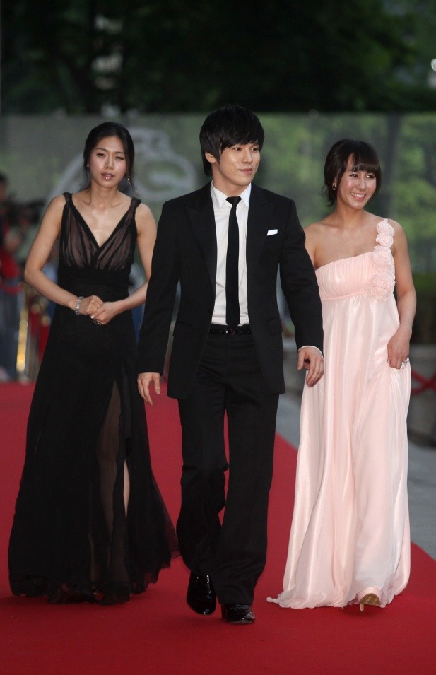 ▲ 레드카펫을 밟고 있는 배우 조정은, 홍광호, 윤공주.   ⓒ 노용헌 기자
