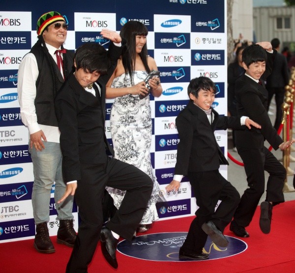 ▲ 이날 시상식에서 남우신인상을 수상한 '빌리 엘리어트'의 출연진이 포토존에서 멋진 포즈를 취하고 있다.   ⓒ 노용헌 기자