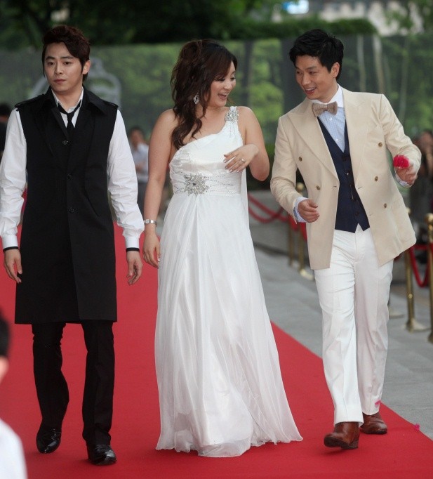 ▲ 배우 정상훈, 이영미, 조정석이 레드카펫을 밟고 있다.  ⓒ 노용헌 기자