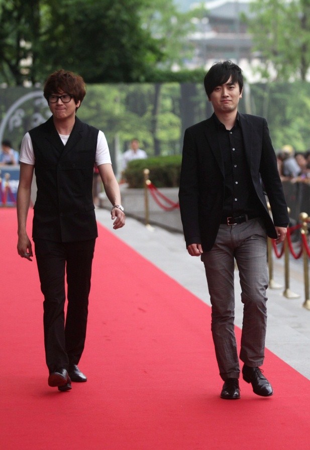 ▲ 레드카펫을 밟고 있는 배우 허규와 조범준.  ⓒ 노용헌 기자