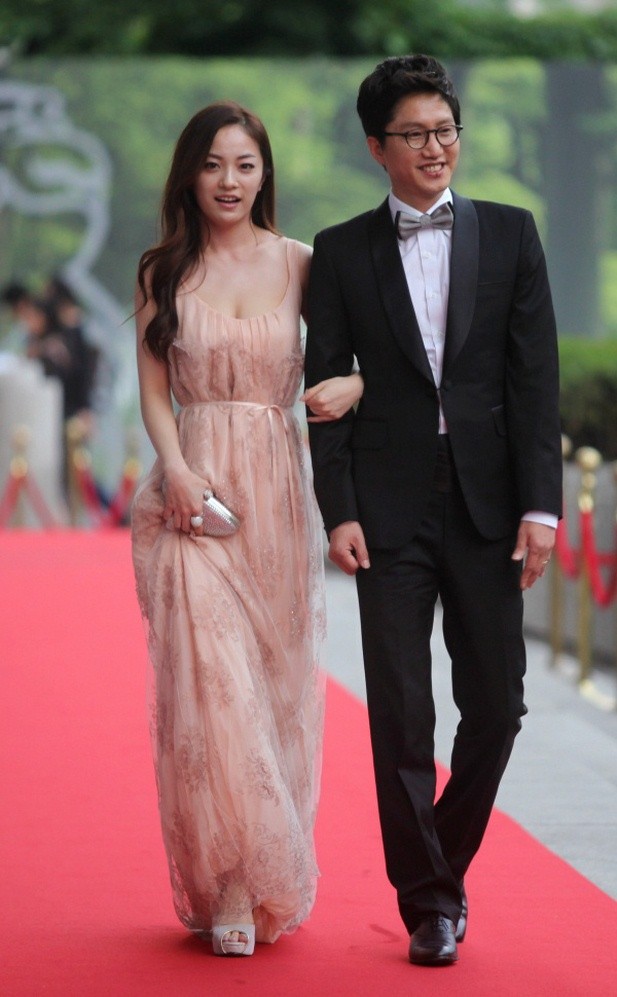 ▲ 배우 선민과 신춘수 대표가 레드카펫을 밟고 있다.  ⓒ 노용헌 기자