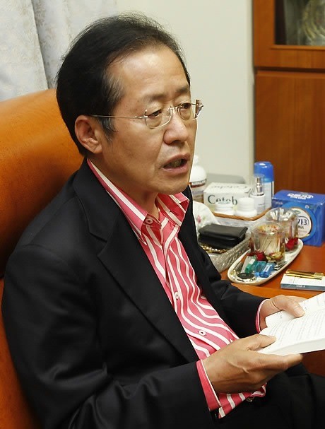 ▲ 홍준표 한나라당 전 최고위원은 8일 대검 중앙수사부 폐지 논란에 대해 “야당이 왜 중수부 폐지문제만 저축은행 사태 수사하는 이 시점에 언론의 전면에 등장시키는지 저의가 의심스럽다”고 밝혔다. ⓒ 연합뉴스