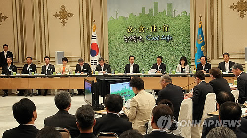 ▲ 이명박 대통령이 8일 오전 청와대에서 열린 제11차 녹색성장위원회와 4차 국가건축정책위의 합동 보고대회를 주재하고 있다.ⓒ연합뉴스