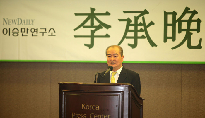 ▲ ◆ 6월 8일 오후 3시 프레스센터에서 열린  주최 제4회 이승만 포럼에서 이경식 자유언론수호포럼 대표가 주제발표를 하고 있다. ⓒ