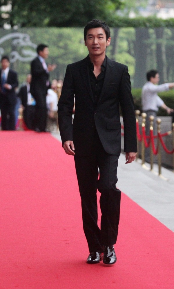 '제5회 더 뮤지컬 어워즈'에서 남우주연상을 수상한 배우 조승우가 레드카펫 입장을 하고 있다.  ⓒ 노용헌 기자