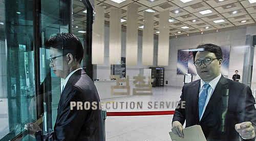 ▲ 한나라당 부산지역 의원들의 보좌관들이 8일 오후 부산저축은행 퇴출 저지 로비 의혹과 관련해 한나라당 부산지역 의원들의 개입설을 주장한 박지원 의원에 대해 명예훼손 혐의로 대검찰청 민원실에 고소장을 접수한 후 청사를 나가고 있다. ⓒ연합뉴스