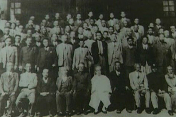 ▲ 광복후 기념사진을 찍은 신흥무관학교 학우단. 이들은 학교가 문을 닫은 1920년 후에도 평생 독립을 위해 헌신했다.
