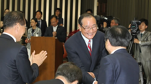 ▲ 청와대 정진석 정무수석 후임으로 내정된 한나라당 김효재 의원이 9일 오전 국회에서 열린 한나라당 의원총회에서 인사말을 한 뒤 동료 의원들에게 축하를 받고 있다. ⓒ연합뉴스