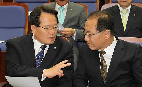 ▲ 한나라당 황우여 원내대표와 정의화 비상대책위원장이 9일 오전 국회에서 열린 한나라당 의원총회에서 대화하고 있다. ⓒ연합뉴스