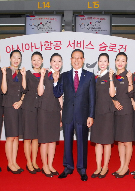 ▲ 아시아나 항공 윤영두 사장(사진 오른쪽에서 세번째)과 항공 승무원들이 서비스 슬로건 선포식을 갖고 파이팅을 외치고 있다.ⓒ뉴데일리