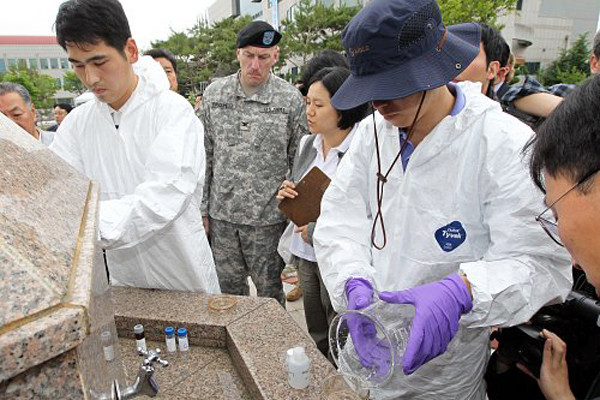 ▲ 경기 부천 소재 캠프 머서 인근에서 한미 합동조사단이 지하수 시료를 채취하고 있다.