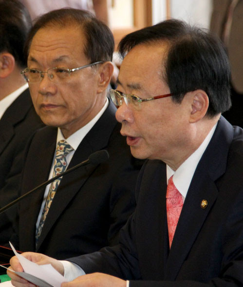 ▲ 한나라당 이주영 정책위의장이 10일 국회 귀빈식당에서 열린 북한인권법 관련 당정협의에서 북한인권법의 필요성을 강조하고 있다. ⓒ연합뉴스