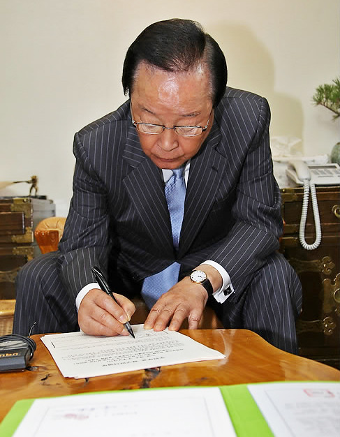 ▲ 김영삼(YS) 전 대통령이 10일 오전 서울 동작구 상도동 자택에서 전직 대통령으로는 처음으로 '전면 무상급식 반대 주민투표'에 서명하고 있다. ⓒ연합뉴스