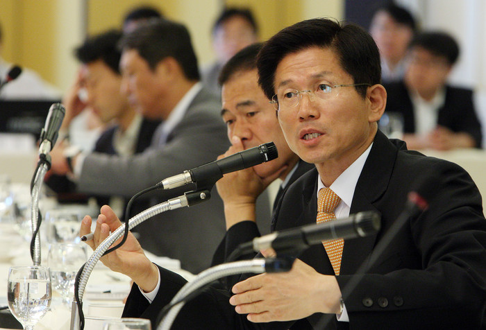 ▲ 김문수 경기도지사가 10일 오전 서울 여의도 렉싱턴호텔에서 열린 '국회의원 초정 정책협의회'에서 정책현안들을 설명하고 있다. ⓒ 뉴데일리