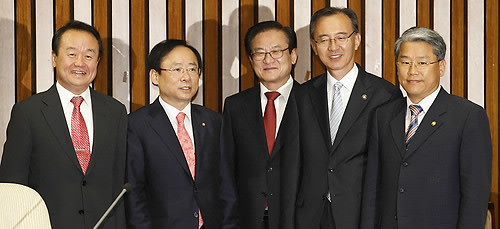 ▲ 10일 오전 국회에서 열린 사법제도개혁특별위원회 전체회의에 앞서 (좌측부터) 한나라당 주성영 간사, 이주영 위원장, 이귀남 법무부 장관, 박일환 법원행정처장, 민주당 김동철 간사가 촬영을 하고 있다. ⓒ연합뉴스