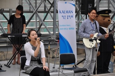 ▲ 대한항공이 10일 오후 서울 공항동 본사에서 ‘2011년 칼맨(KALMAN) 작은 음악회’를 개최했다. 사진은 이날 행사에 참여한 ‘창공 일레븐’의 심민지 사원이 건반과 기타 반주에 맞춰 노래를 부르고 있는 모습.ⓒ뉴데일리