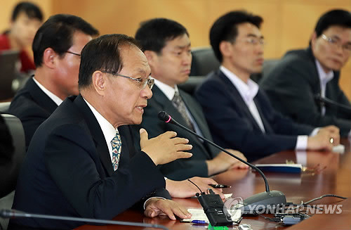 ▲ 한나라당 황우여 원내대표가 10일 오후 서울 용산구 청파로 숙명여자대학교에서 한국대학생연합 박자연 의장 등 대학생들과 '반값등록금'과 관련한 간담회를 하고 있다. ⓒ 연합뉴스