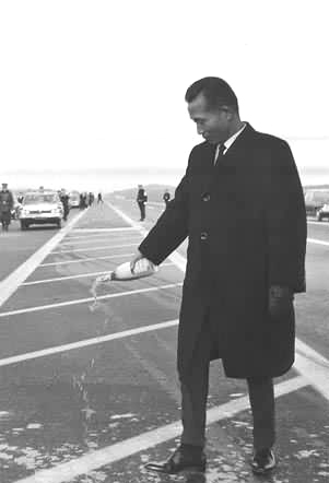 ▲ 1968년 12월 21일 고속도로 개통식에 참석한 박정희 대통령, 그는 누구보다도 이날을 기뻐했다.ⓒ