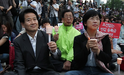 ▲ 민주당 정동영 최고위원과 민주노동당 이정희 대표가 7일 서울 청계광장 주변에서 열린 반값 등록금 촛불집회에 참석해 있다. ⓒ연합뉴스
