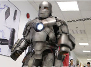 ▲ 아이언맨 복장을 한 왕캉.ⓒ온바오닷컴 캡처