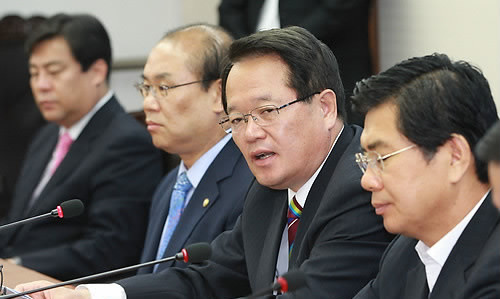 ▲ 한나라당 정의화 비상대책위원장이 13일 오전 서울 영등포구 여의도동 당사에서 열린 비상대책위 회의에서 모두발언을 하고 있다. ⓒ연합뉴스