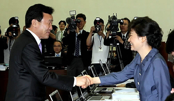 ▲ 박근혜 전 한나라당 대표와 손학규 민주당 대표가 13일 국회 기획재정위원회 전체회의에서 첫 만남을 가졌다. ⓒ 연합뉴스