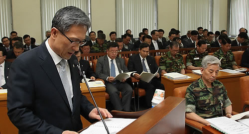 ▲ 김관진 국방부 장관이 13일 오전 국회 국방위원회 전체회의에서 업무 보고를 하고 있다. ⓒ연합뉴스