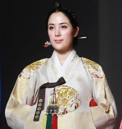 ▲ 2009년 서울 한남동 하얏트호텔에서 열린 '박술녀의 명품 한복과 함께하는 사랑나눔 패션쇼'에서 미스코리아 출신 이은희가 워킹을 하고 있는 모습.  ⓒ 연합뉴스