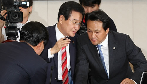 ▲ 교육과학기술위원회 변재일 위원장이 13일 오전 국회 교육과학기술위원회 전체회의에서 여야 간사인 한나라당 서상기 의원과 민주당 안민석 의원을 불러 이야기 하고 있다. ⓒ연합뉴스