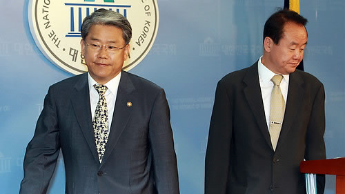 ▲ 국회 사법제도개혁특위 한나라당 주성영 간사와 민주당 김동철 간사가 13일 오후 국회 정론관에서 이날 오후에 있은 사개특위 5인회동 결과에 대해 브리핑한 뒤 정론관을 나서고 있다. ⓒ연합뉴스