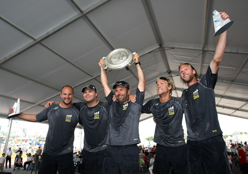 ▲ 화성시 전곡항, 안산시 탄도항에서 8일부터 열린 ‘2011 경기국제보트쇼 & 코리아매치컵 세계요트대회’가 12일 폐막했다. 이날 치러진 코리아매치컵 세계요트대회 결승전에서 1위를 차지한 스웨덴의 비욘 한센 팀이 시상식에서 우승 세리머니를 펼치며 기념촬영을 하고 있다.  ⓒ 뉴데일리