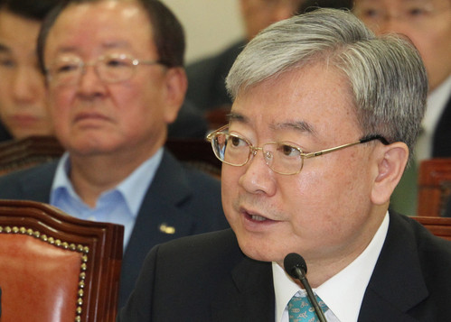 ▲ 14일 국회 정무위원회에서 김석동 위원장이 산은의 우리금융 인수 참여가 바람직하지 않다고 발언하는 가운데 강만수 산은금융 회장(좌)이 심각한 표정으로 듣고 있다. ⓒ연합뉴스