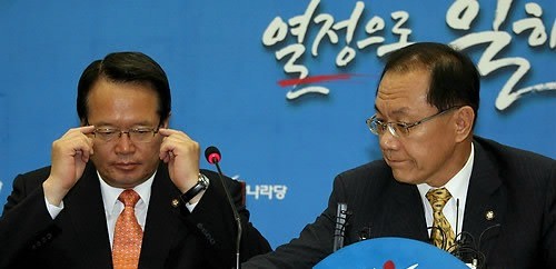 ▲ 한나라당 황우여 원내대표가 15일 국회에서 열린 중진회의에서 모두 발언을 마치고 나서 정의화 비상대책위원장에게 마이크를 넘기고 있다. ⓒ연합뉴스