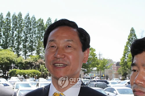 ▲ 지난해 6월 시국선언 교사에 대한 징계를 유보한 혐의로 불구속기소된 김상곤 경기도교육감이 수원지법에서 열린 공판에 출석하고 있다. ⓒ 연합뉴스