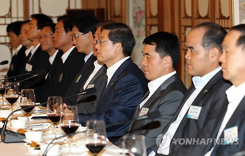 ▲ 15일 김황식 총리 초청으로 총리공관에서 열린 중앙부처 감사관 오찬 간담회에서 참석자들이 긴장한 표정으로 김총리와 앉아 있다. ⓒ 연합뉴스