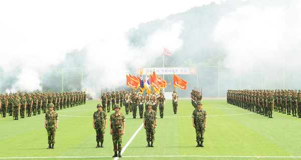 ▲ 15일 해병대사령부에서 서북도서방위사령부 창설식이 거행됐다. 김관진 국방장관이 부대기를 전달하고 있다.