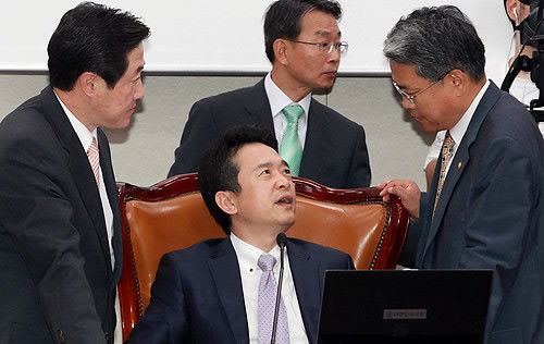 ▲ 15일 국회 외교통상통일위원회 전체회의에서 남경필 위원장과 한나라당 간사 유기준 의원, 민주당 간사 김동철 의원이 의견을 나누고 있다. ⓒ연합뉴스