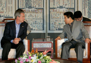 ▲ 2005년 11월 경주에서 열린 한미정상회담에서 노무현 대통령은 부시 미(美)대통령에게 대북금융제재 완화를 요청했으나 거부당했다.ⓒ