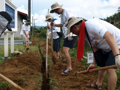 ▲ 지난해 K-water 해외봉사단원들이 라오스의 오지마을에서 마을상수도를 만들어 주고 있다ⓒ뉴데일리