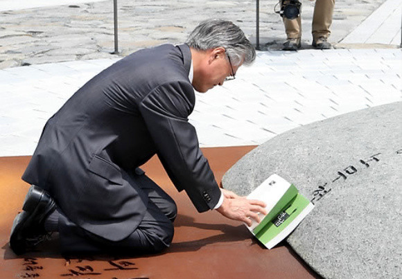 ▲ 노무현재단 문재인 이사장이 16일 최근 출간한 '문재인의 운명'을 경남 김해시 봉하마을 노 전 대통령의 묘소에 헌정하고 있다.ⓒ 연합뉴스