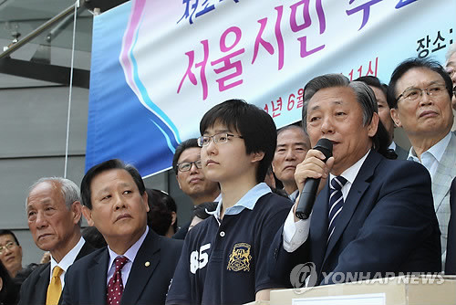 ▲ 복지포퓰리즘추방 국민운동본부가 16일 오전 서울시청 다산프라자 현관 앞 정원에서 초등학교에 대한 전면 무상급식을 반대하는 주민투표를 청구하기 앞서 주민투표 청구용 서명지를 앞에 쌓아놓고 기자회견을 하고 있다. ⓒ 연합뉴스