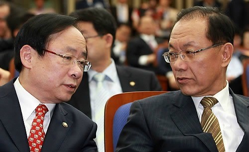 ▲ 한나라당 황우여 원내대표와 이주영 정책위 의장이 16일 국회에서 열린 '추가감세 철회' 의원총회에서 얘기를 나누고 있다. ⓒ연합뉴스