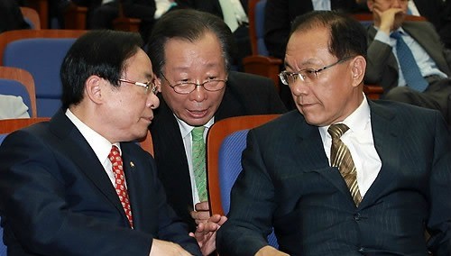 ▲ 16일 국회에서 열린 '추가감세 철회' 관련 한나라당 의원총회에서 황우여 원내대표, 이주영 정책위 의장, 안홍준 의원이 얘기를 나누고 있다. ⓒ연합뉴스