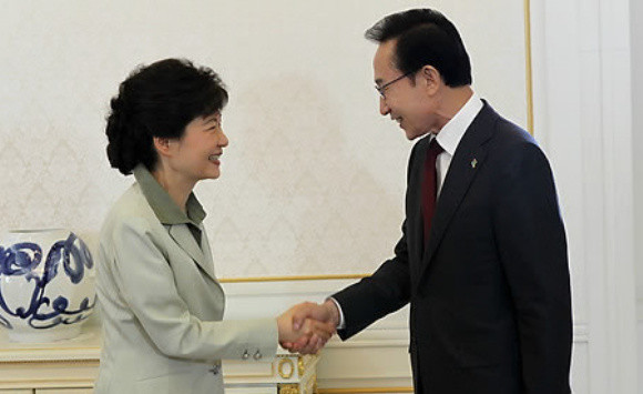 ▲ 이명박 대통령과 박근혜 전 한나라당 대표가 지난 3일 청와대에서 단독 회담을 가졌다. 회담에 앞서 내년 총선을 앞두고 계파를 초월한 공천 원칙을 합의했다는 주장이 제기됐다.  ⓒ 연합뉴스