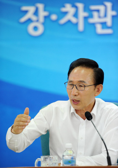 ▲ 이명박 대통령이 17일 과천 중앙공무원교육원에서 열린 장-차관 국정토론회에서 고위공직자들의 정신 재무장을 강조하고 있다.ⓒ청와대