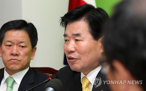 ▲ 민주당 김진표 원내대표가 16일 오전 국회 원내대표실에서 열린 고위정책회의에서 모두발언을 하고 있다. ⓒ연합뉴스