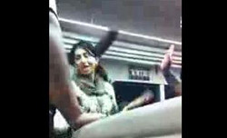 ▲ 휴대전화 소동을 일으킨 뉴욕지하철의 여자승객.ⓒ유코피아닷컴 캡처