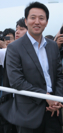 ▲ 17일 제주도로 향하는 배에 올라탄 오세훈 서울시장이 기자 간담회 중간에 서해 낙조를 바라보고 있다. ⓒ 뉴데일리