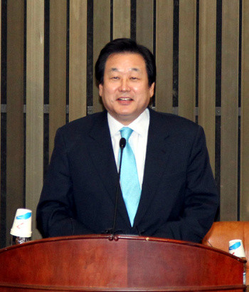 ▲ 김무성 한나라당 전 원내대표가 지난 5월 원내대표 임기를 마치며 마지막 인사를 전하고 있다. ⓒ 연합뉴스