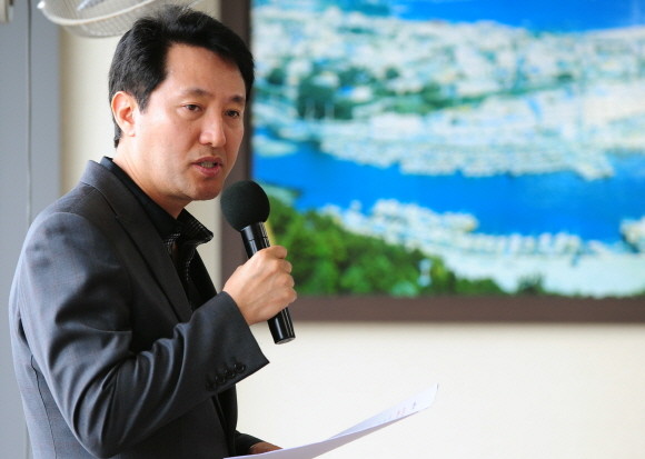 ▲ 17일 오세훈 서울시장이 경인아라뱃길 서해전망대에서 서해뱃길 추진 계획을 설명하고 있다. ⓒ 뉴데일리